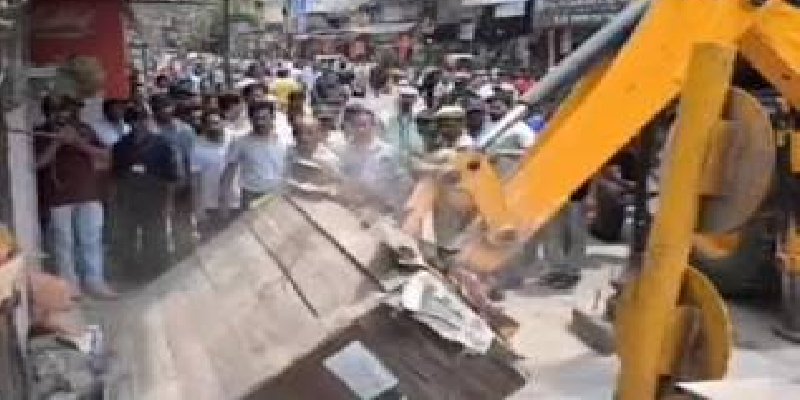 ललतारौ पुल से बाल्मीकि चौक तक चला अतिक्रमण हटाओ अभियान