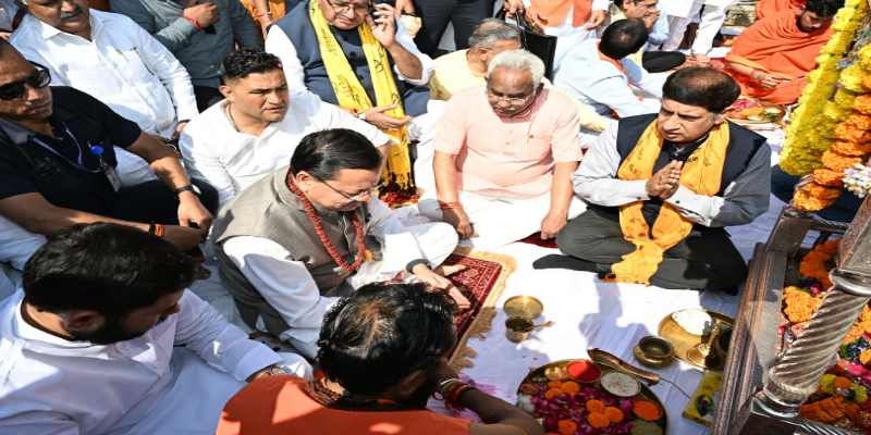 प्रधानमंत्री मोदी के सार्वजनिक सेवा के 25 वर्ष पूर्ण होने पर सीएम धामी ने मंत्रिमंडल के सहयोगियों के साथ हरकी पैड़ी पर किया गंगा पूजन एवं आरती